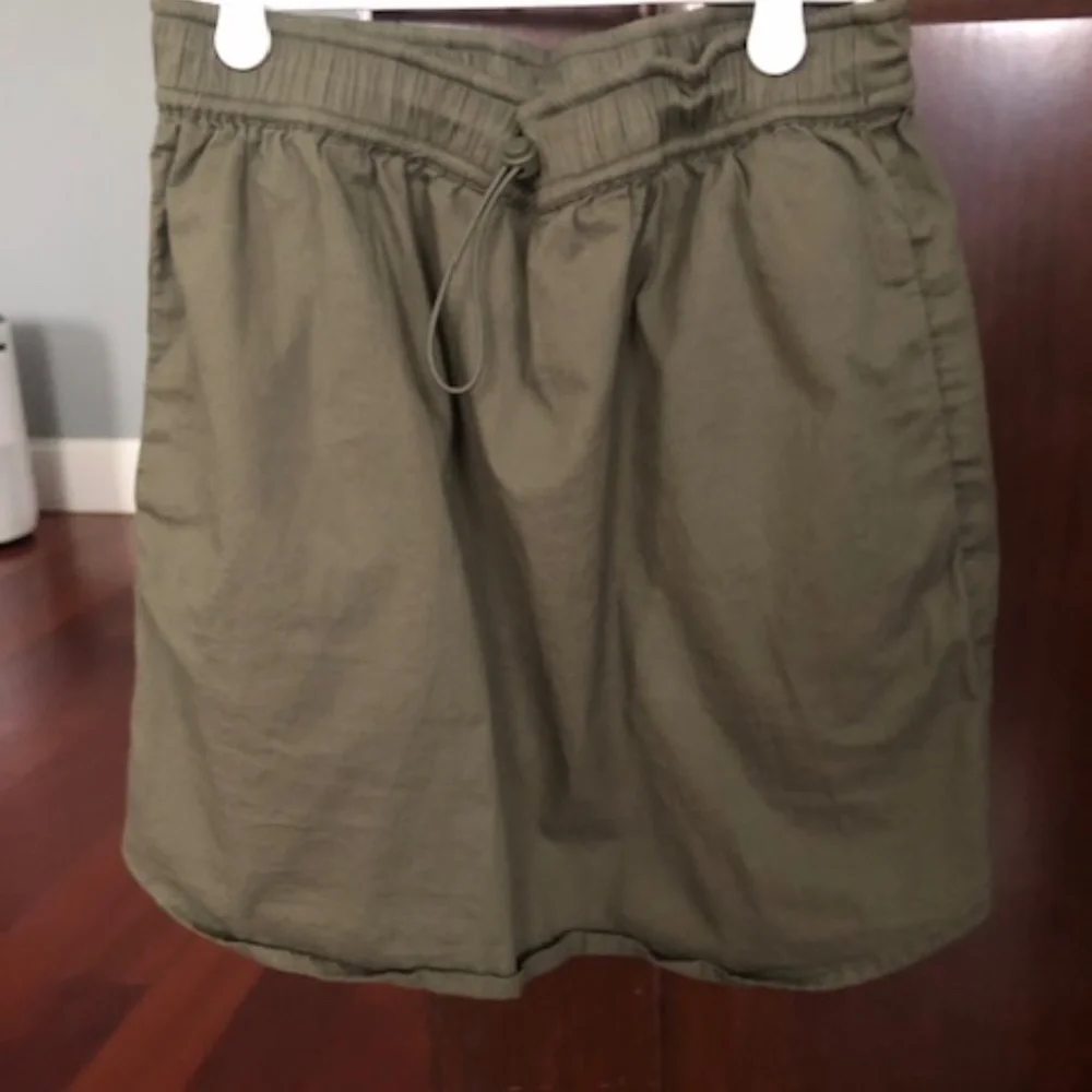 SUNDRY FOR EVEREVE Sundry Skirt with Bungee Drawcord in Olive - Picture 2 of 3